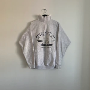 Vintage Quarter-Zip - Vintage ”San Francisco” Quarter-Zip i väldigt bra skick och storlek L men sitter som en M, hänvisa till modellen som är 180cm.