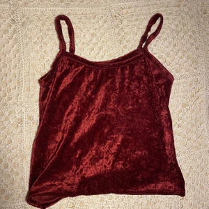 Så coolt sammetslinne - Mörkrött sammetslinne köpt på humana, ascoolt. Storlek står inte men skulle gissa på S, köparen står för frakt 🚚 