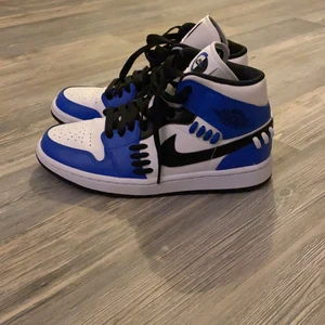 Nike Jordan 1 mid sisterhood - Ett par fräscha jordans i strl 39, inköpta vintern 2020. Originalbox + extra snören finns. Lägger ut dem för 1500 men kom med pris ( snabb affär uppskattas) 