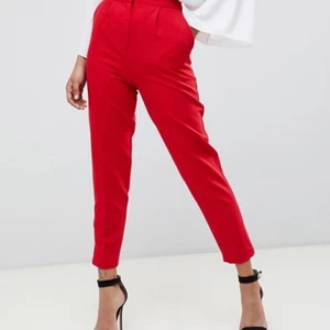 Kostymbyxor från Berskha - Röda fina kostymbyxor från Berskha i storlek 36. Knappt använda så superfint skick. Jag är 1.70 och de är inte hellånga på mig. Formar kroppen sjukt snyggt! Säljer för 70kr eller bud. 