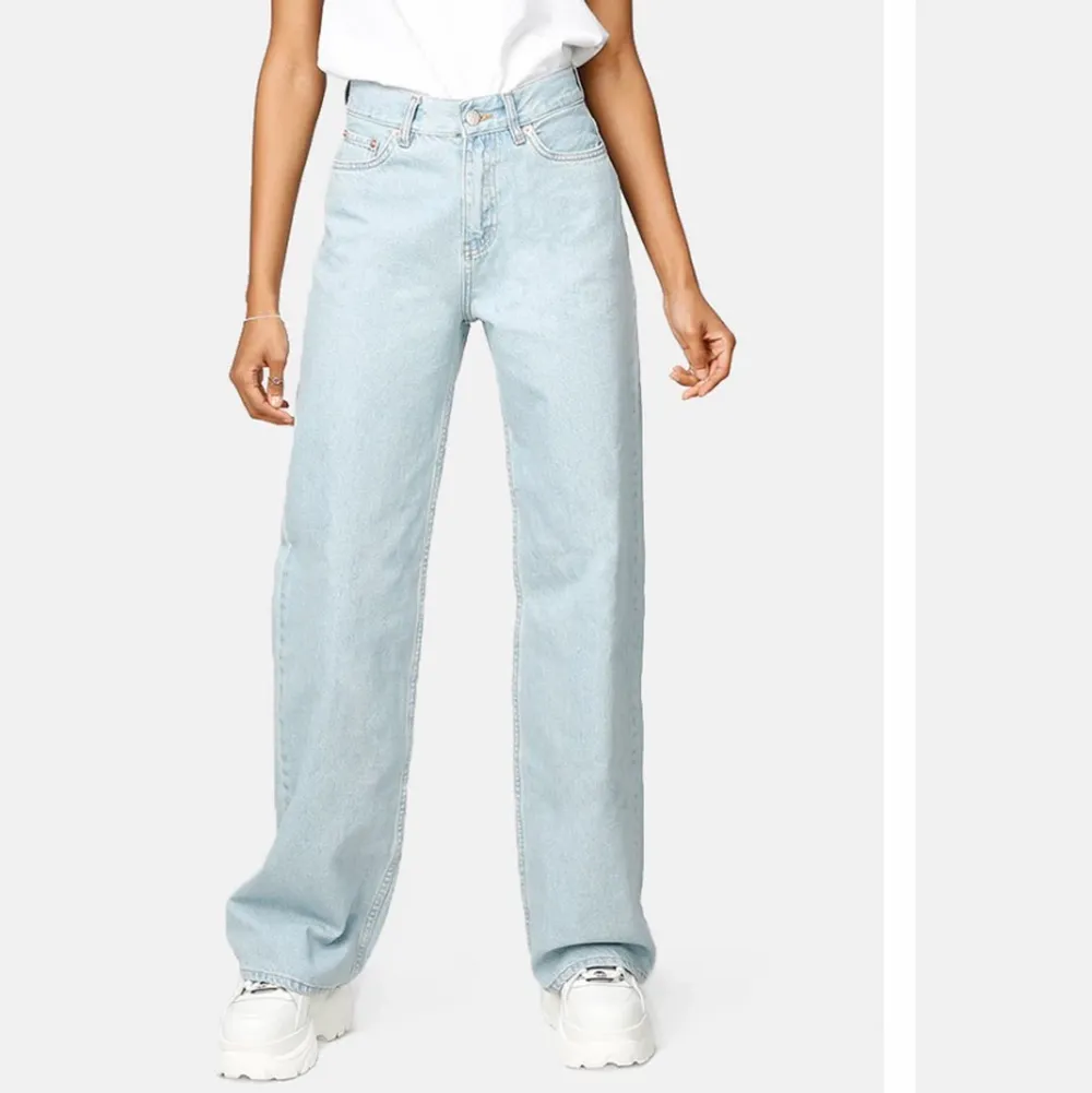 Supersnygga jeans från junkyard, i bra skick🤎 säljer pga att dom inte kommer till andvändnig längre, köpare står för frakten. Jeans & Byxor.
