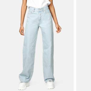Supersnygga jeans från junkyard, i bra skick🤎 säljer pga att dom inte kommer till andvändnig längre, köpare står för frakten