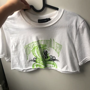 Croptop från prettylittlethings. Tyvärr inte kommit till användning - Jätte snygg croptop använd 1 gång💓