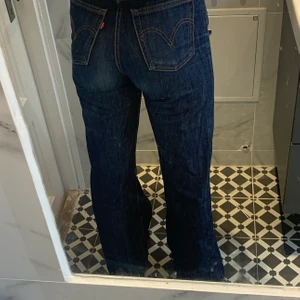 Levi's jeans  - Otroligt snygga mörkblåa jeans från levi's! Modellen heter ribcage wide leg och är i storlek 26! Högmidjade och väldigt sköna! Använd ett fåtal gånger men är i princip i nyskick!💕