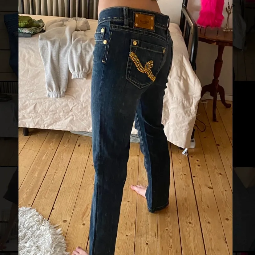 Supersnygga jeans som tyvärr inte passar mig. Storleken är 26 och det blir ett mellanrum vid midjan på baksidan av jeansen på mig (se sista bild). De är lågmidjade. Varan är köpt second-hand och har inga defekter. Läs mina villkor innan köp! 🧚🏼💓. Jeans & Byxor.