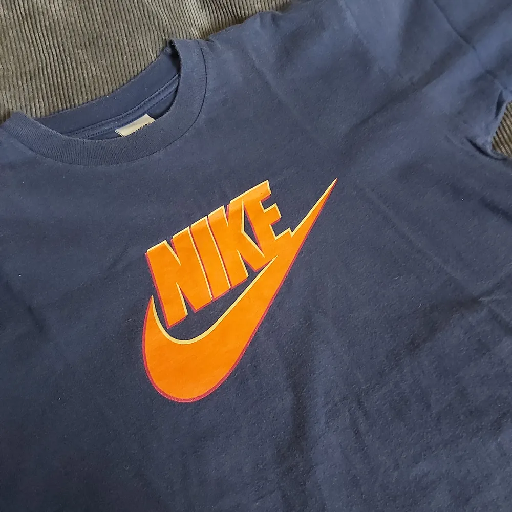 Skön tshirt från Nike. Är i storlek XL barn men passar upp till en dam medium. Fri frakt. T-shirts.