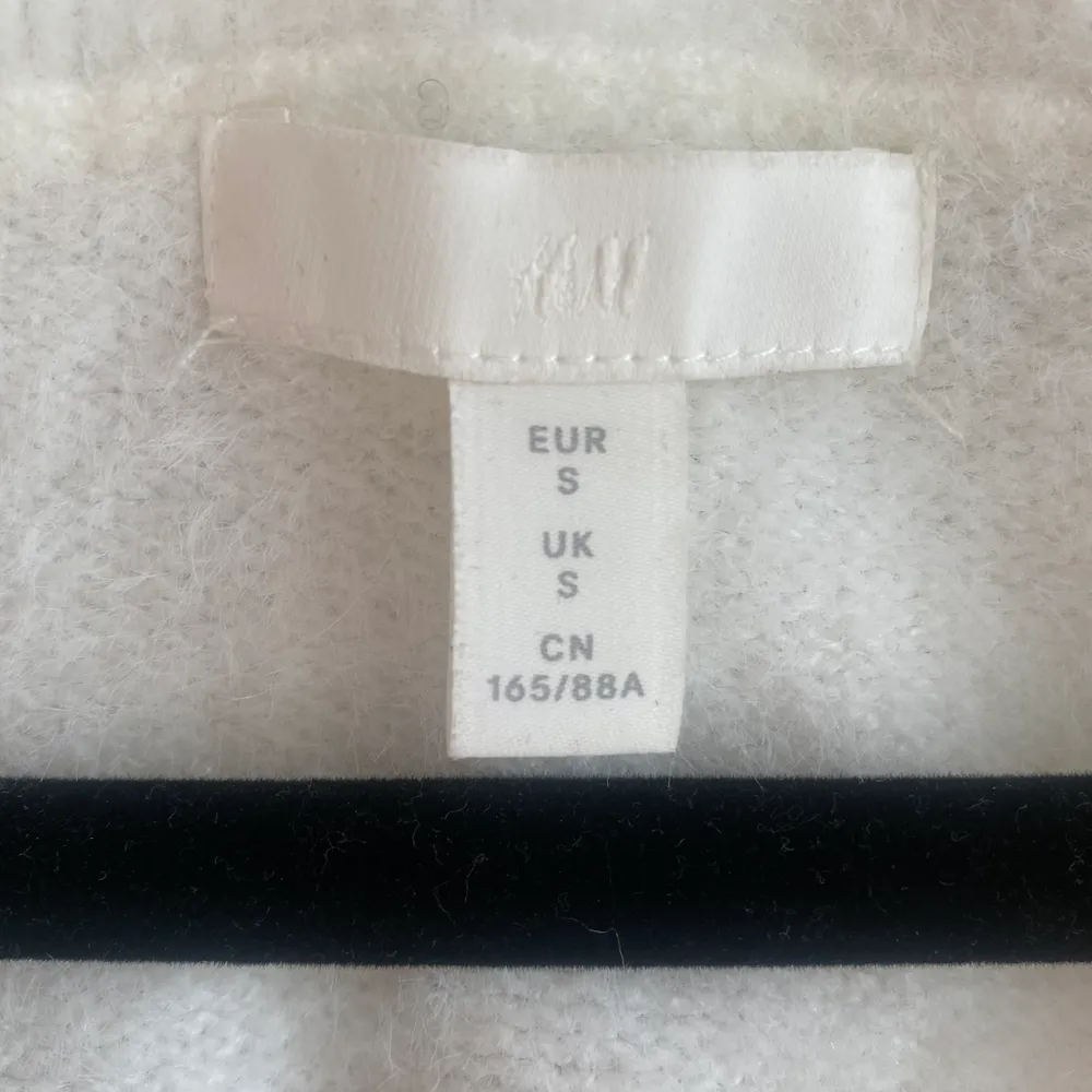 En super mjuk och fin tröja ifrån H&M som säljs för att den tyvärr inte kommer till användning❤️ Super fin passform och perfekt längd✨. Tröjor & Koftor.