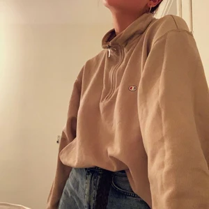 champion sweater - jättesnygg champion tjocktröja, den är beige och har ett litet champion märke vid ena bröstet ✨ säljs då den inte kommer till användning💕 bra skick och inga hål! om fler är intresserade blir det budgivning 🙏🏻 frifrakt 📦🚚 Storlek L men skulle säga att den är mer M