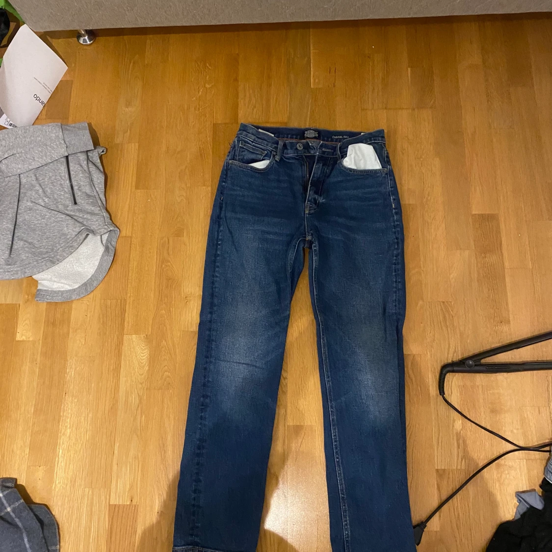 1 crocker jeans strl W:27 L:28, 1 Lee jeans W: 28 L:31, Bershka jeans strl 38 men uppsydda 2 cm. 