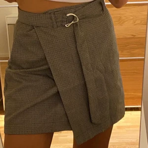 Kjol - Säljer min så fina kjol från bikbok nu till vår och sommar! Endast använd en gång, hör av er om ni är intresserade💖