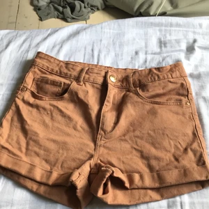 Bruna shorts från Hm - Köpte för ett tag sen med tog bort lappen men de var lite för små. Bara testat. 45kr + frakt som vi hörs om