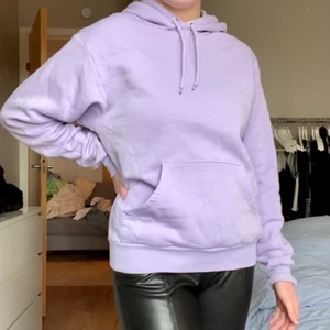 Ljuslila hoodie - Ljuslila hoodie ifrån Monki, saknar storlekslapp men passar mig bra som är S/M. I jättebra skick men säljs för den kommer inte till så mycket användning. Pris: 100kr + frakt 🌸