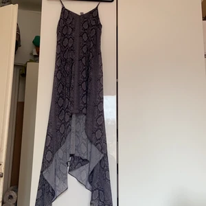 Klänning  - En helt ny klänning med prislapp kvar. Den är öppen längst ner (bild 2) köptes för 299 kr säljs för 150 plus frakt.