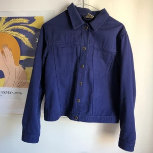DENIMJACKA - Supersnygg klarblå jacka i rejäl denim. Strl S och jättefin passform. Skriv om du vill se hur den ser ut på! Använd men jättefint skick! Säljer då jag har för många jackor. 💕 