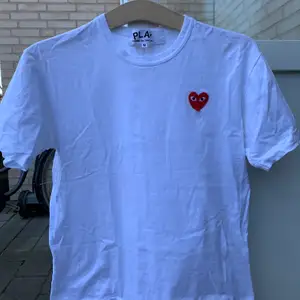 Extremt snygg vit t-shirt med det klassiska CDG-hjärtat på bröstet! Det är bara att skriva för mer info/bilder 😋😋
