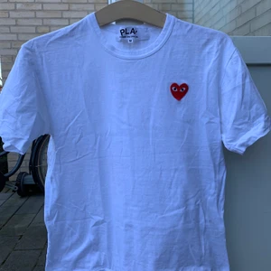 T-shirt från CDG - Extremt snygg vit t-shirt med det klassiska CDG-hjärtat på bröstet! Det är bara att skriva för mer info/bilder 😋😋