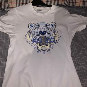 En vit Kenzo tshirt, Gently used 8/10, En liten flaw (syns på 3 bilden), tagg ingår! 