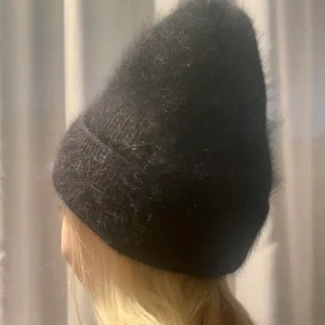Kashmir mössa - ❗️❗️❗️❗️Du som ville köpa denna skriv i en annan annons kommer ej in på chatten på just detta plagget😔❗️❗️❗️❗️❗️.                      Jättefin och ny svart mössa i kashmir, så snygg och mjuk men passade mig inte tyvärr💖