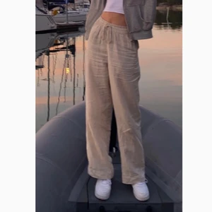 Linnebyxor - Lägger ut dessa på nytt pga oseriös köpare! Säljer nu mina skit snygga raka linnebyxor från HM som är helt slutsålda. Köpa i somras, Storlek XS men passar absolut S också! De går ner till hälarna på mig som är 173 cm lång🤍bra skick, dvs inga defekter eller liknande! Budet startar på 250 kr, ENDAST SERIÖSA BUD🥰