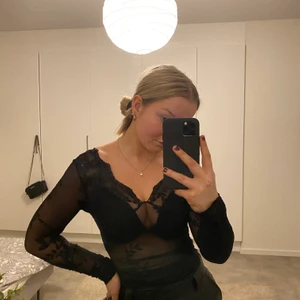 Body - En as snygg genomskinlig body, säljer den då den tyvärr är för liten för mig i armarna. Skulle rekommendera den till någon som har storlek xs❤️
