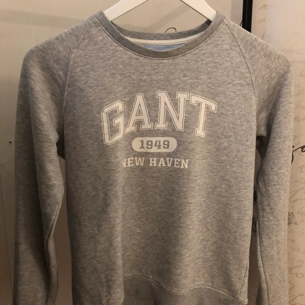 Säljer nu min ljusgråa tröja ifrån Gant, fint skick med några få defekter på texten. Köparen står för frakten!. Tröjor & Koftor.