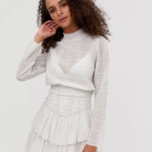 Vit oanvänd klänning med volang - Helt oanvänd jättefin klänning i linnetyg. Har till och med prislappen kvar! Har bara blivit så att den inte har kommit till användning. Frakt tillkommer! Nypris 500-600kr, så bra pris!