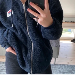 Teddy jacka  - En fin Svea teddy jacka som är overszied med en stor luva, prefekt till våren!🤍(lånad bild)