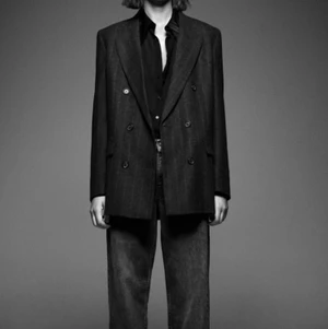 Zara jeans - Säljer dessa as nice grå Zara jeans!! De är lågmidjade/midwaist beroende på vilken storlek man har osv, de är även helt nya och prislappen finns kvar!! ❤️ ❤️