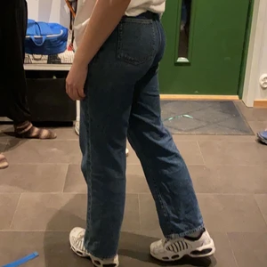 Raka jeans - Säljer ett par av mina favoritjeans då jag tycker dom är lite korta för min smak. Jag är 170! Buda eller köp direkt för 600kr 