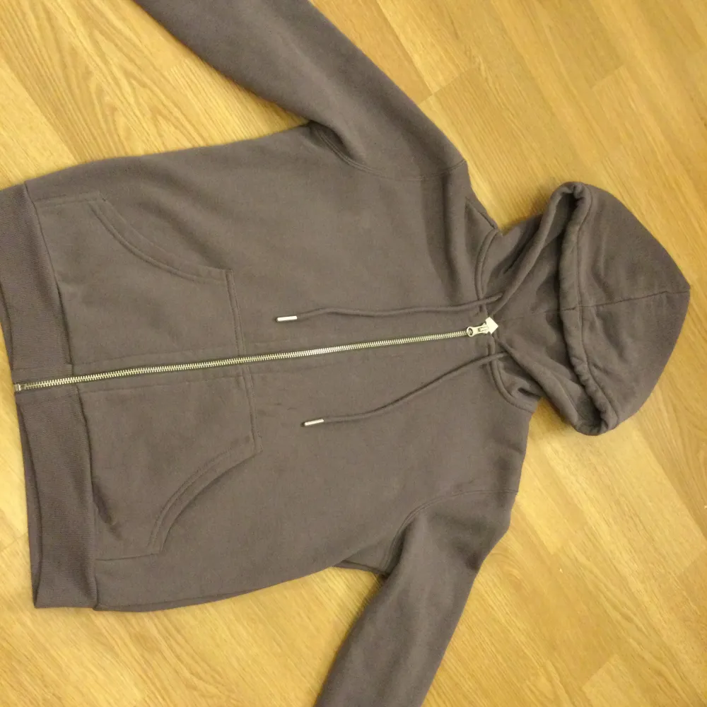 Skön lila hoodie . Hoodies.