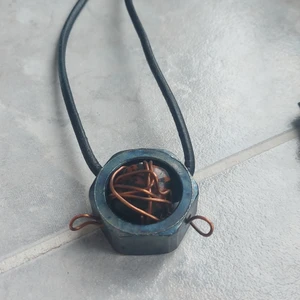 Stål halsband med sten i mitten  - Stålhalsband men sten i mitten om lindat med koppar det hära var en custom beställning kommer inte höra en igen men kan göra en likande om ni kommer med idéer 