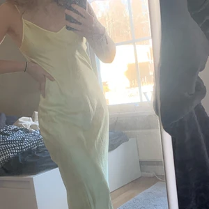 fin sommarklänning - en perfekt klänning till sommaren från zara i storleken S. bra skick!