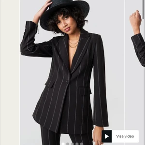 Kavaj  - Säljer kavajen, helt ny med prislapp kvar. 699kr nypris. Finns kvar på hemsidan. Storlek XS men sitter som en S, därför jag säljer den. 300kr inkl. frakt 