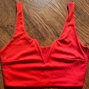  Elegant croptop/överdel i nyskick! - Tyvärr har denna fått ligga hyllan så jag passar på att sälja den när den är ny fortfarande, strl S!