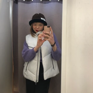 Vit dunväst  - Säljer min vita dunväst köpt secondhand i fint skick! Högre i kragen! Jag har vanligtvis storlek S/M o på mig sitter den som på bilden! Kan hämtas i Stockholm annars kostar frakt🤍🪐