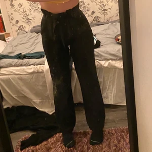 kostymbyxa storlek XS - En fin kostymbyxa i Storlek XS (men passar S) från Bikbok, fint skick! 