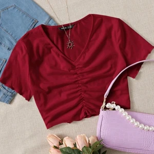 Röd topp. - Använd 1 gång i bra skick och fin design med bra kvalite