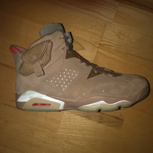 Jordan 6 retro Travis Scott BritishKhaki - Lite andvända men mycket bra skick. Saknar påsen men har alla skosnörena. Om du vill ha mer bilder så är det bara att skriva