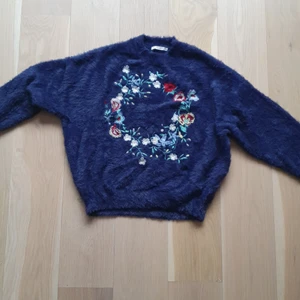 Mjuk tröja med broderier  - Mjuk tröja med fina blommiga broderier, sitter superfint på