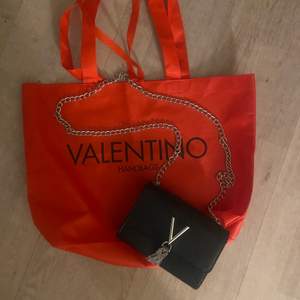 En sprillans ny valentino väska som passar till allt😍 även dust bagen följer med ✨✨