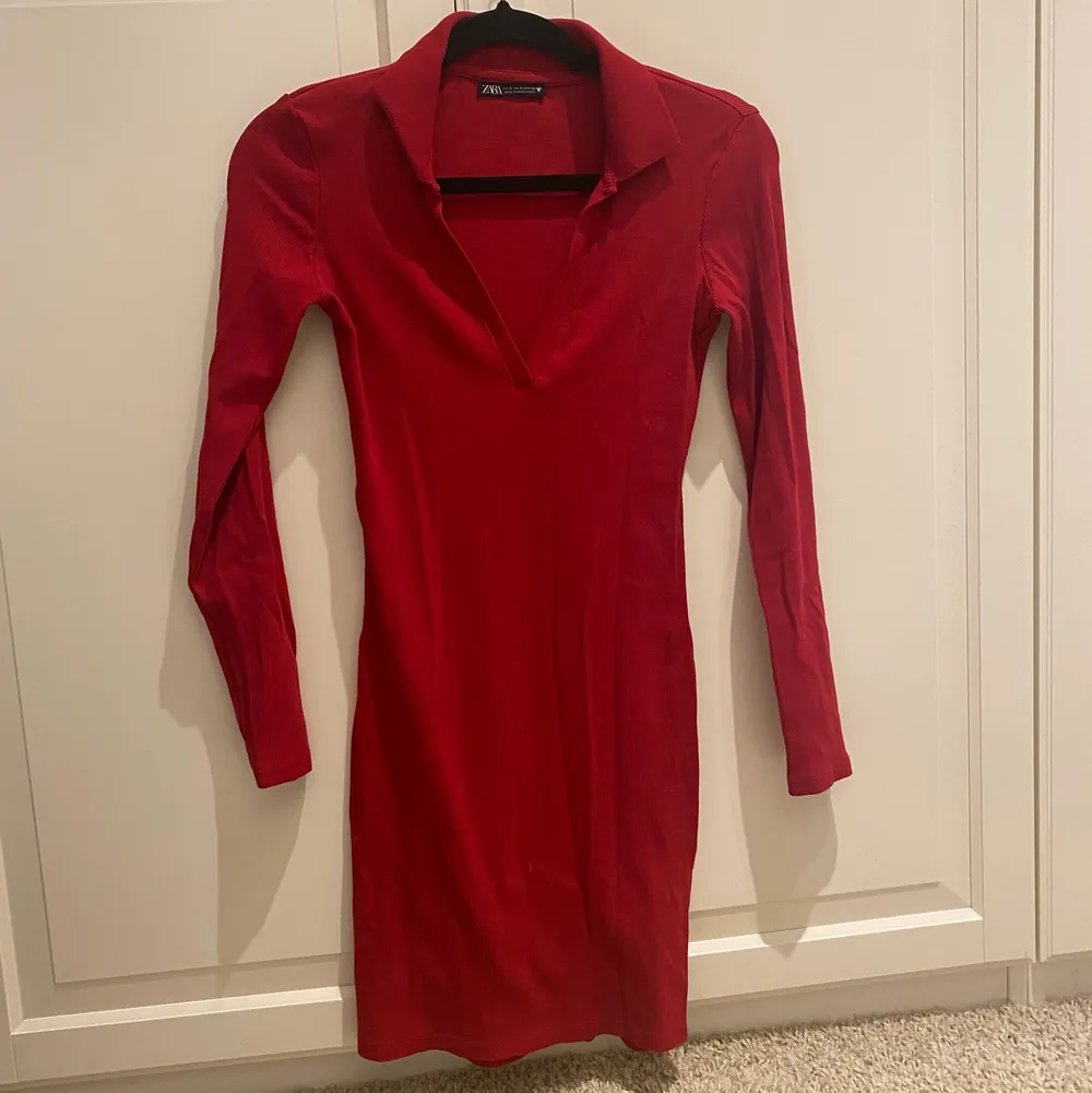 Super fin röd klänning från zara använd en gång ❤️😊. Klänningar.