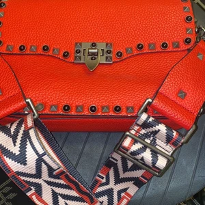 Röd väska  - Väskan röd med silver naglar 25cm  bred lång 15cm använd inte ny jag har köpte utanland . 