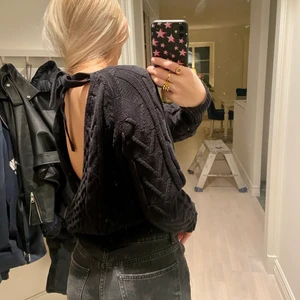 Stickad tröja med öppen rygg från nakd - Stickad tröja med öppen rygg i storlek s, köpt på nakd och endast använd en gång :) 150 kr eller bud, kan skickas med PostNord spårbar 66 kr, men köparen står för frakten