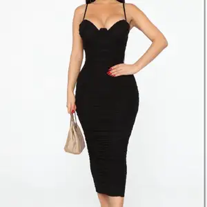 Superfin svart klänning från Fashionnova, aldrig använd endast testad. Ordinariepris- $49.99 . Säljer för 300kr .
