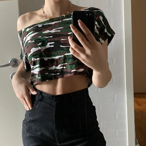 topp - en luftig sommartopp som man kan ha på sig på olika sätt, köpt utomlands så okänt märke och storleken är L enligt lappen men passar som en XS-S pga ej svenska mått. Väldigt bra skick, lite skrynklig på bilden.