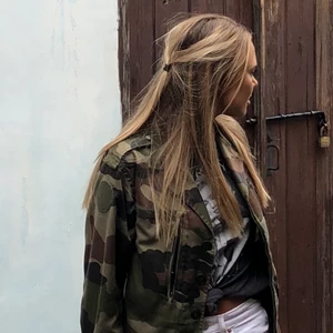 Militärjacka - Jag säljer min fantastiskt snygga militärjacka som hängt med i några år. Den är i storlek S, men om man vill ha den lite mer oversize så rekommenderar jag den till någon som har XS. Pris kan diskuteras! 💕