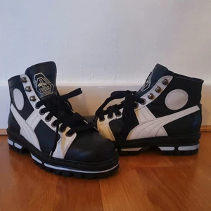 Retro Puma Rudolf Dassler skor storlek 37 - Säljer dessa retro Puma Rudolf Dassler skor i storlek 37. Svåra att få tag på i detta skick. Från 80-talet, lite avskavt invändigt på ena skor och loggan framtill. Annars hur fina som helst. Skickas spårbart med postnord 57 kr 