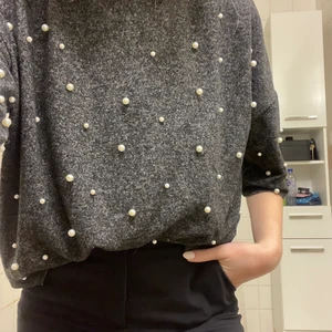 Zara stickad tröja med pärlor - PÄRLOR!! Det räcker väll så va? Inte behövs det mer? Men skulle det behövas så är det också den skönaste tröja jag ägt, haft till kostymbyxor och klackar men också jeans i skolan, funkar! Kan intyga! Ärmen är inte jobbig trekvarts utan snygg längre t-shirt. Går att stoppa in, och pärlor, igen🤩 lägger sig SÅ fint när man har den på, köp! 
