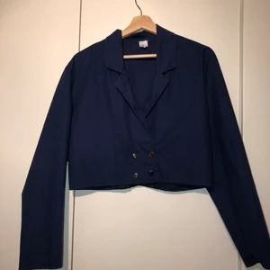 Blazer - En kortare blazer/kavaj från Indiska. Använd fåtal gånger, färgen är mörkblå