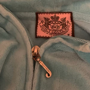 Juicy couture kofta - Juicy couture kofta i en äldre modell. Står M i den men skulle säga den passar XS-M beroende på hur man vill den ska sitta (jag är XS-S). Buda ett bra pris så diskuterar vi och om flera är intresserade köper högsta budgivande. Frakten är antingen 52 eller 78 kr med frimärken osäkert just nu.